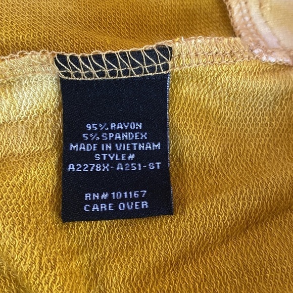 NWT Chacha Vente yellow and white top with pearlized button detail. 1X - Picture 9 of 10